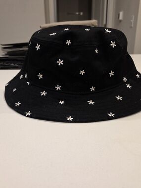 PacSun Black Bucket Hat with White Daisy Embroidery